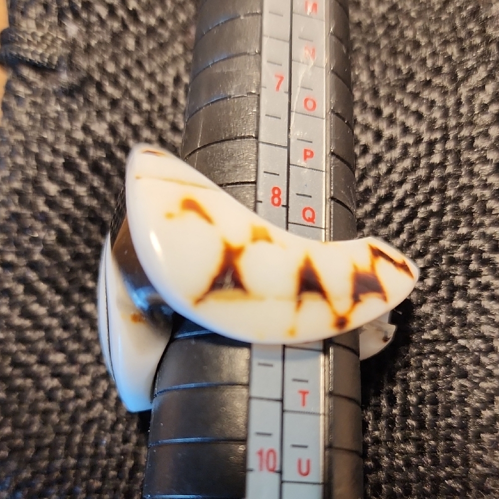 Elegant Black and White Carved Swirl Shell Ring - Picture 2 of 7